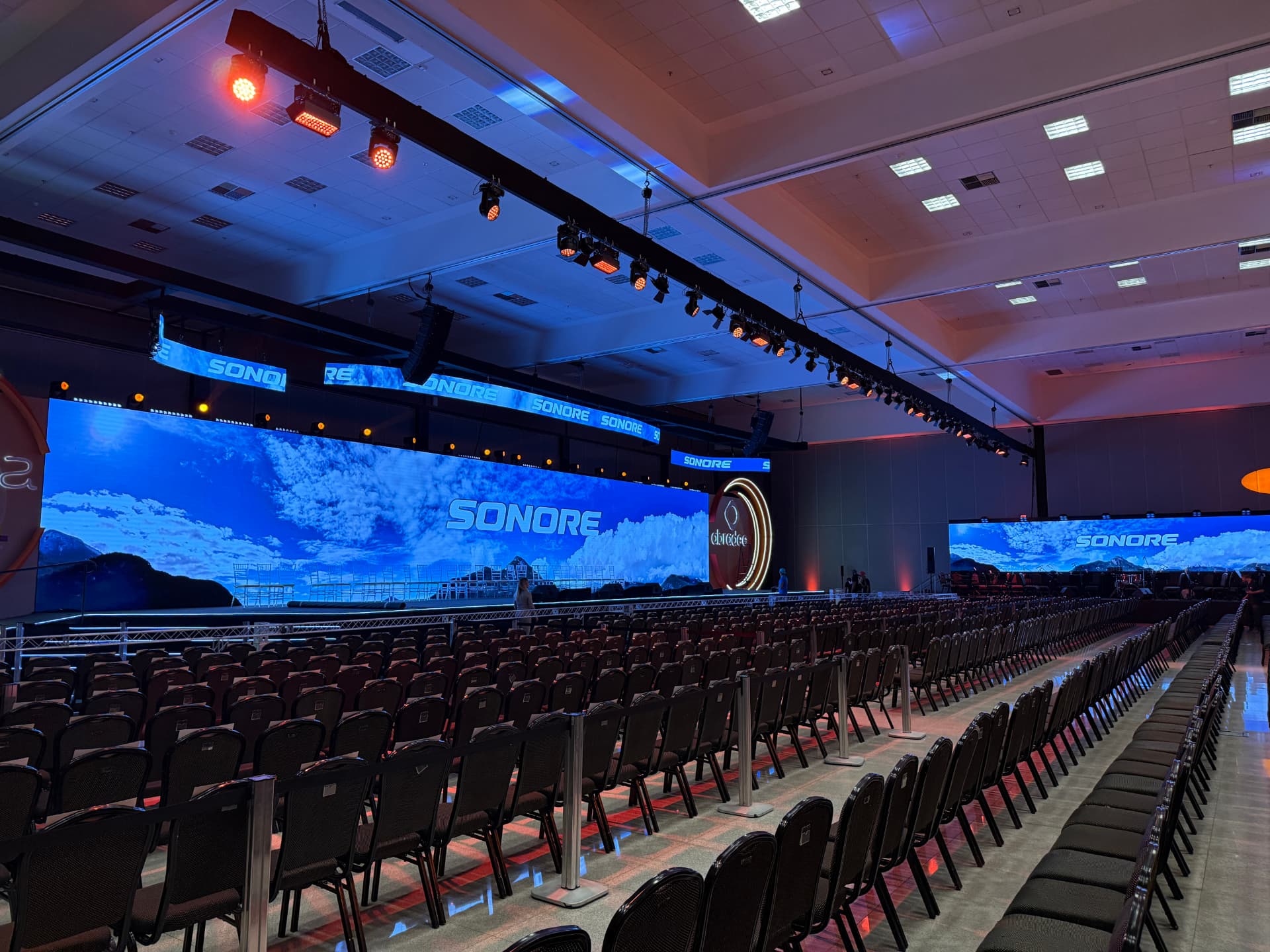 Palco SONORE com iluminação azul e âmbar