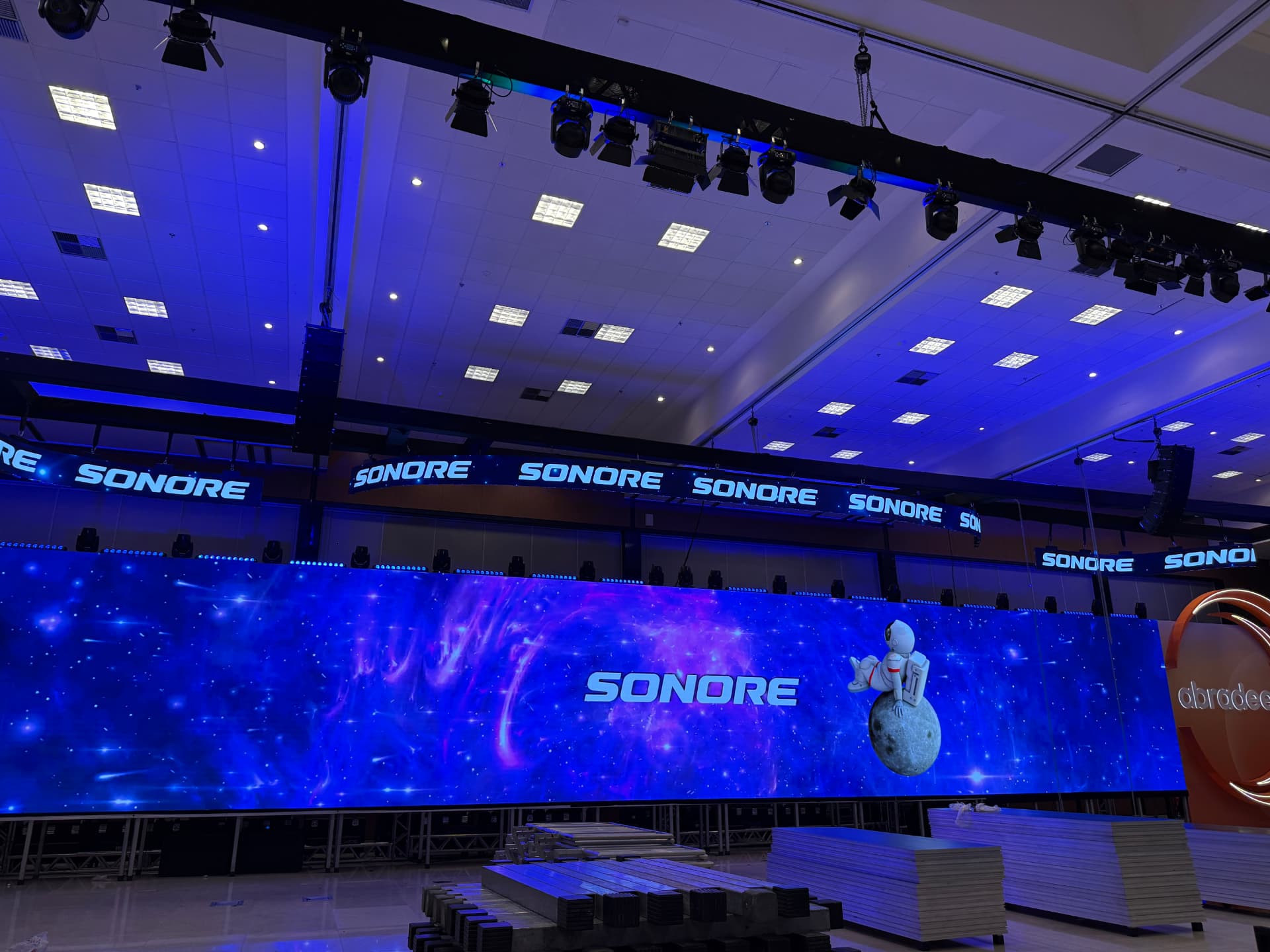 Painel de LED SONORE durante montagem de evento