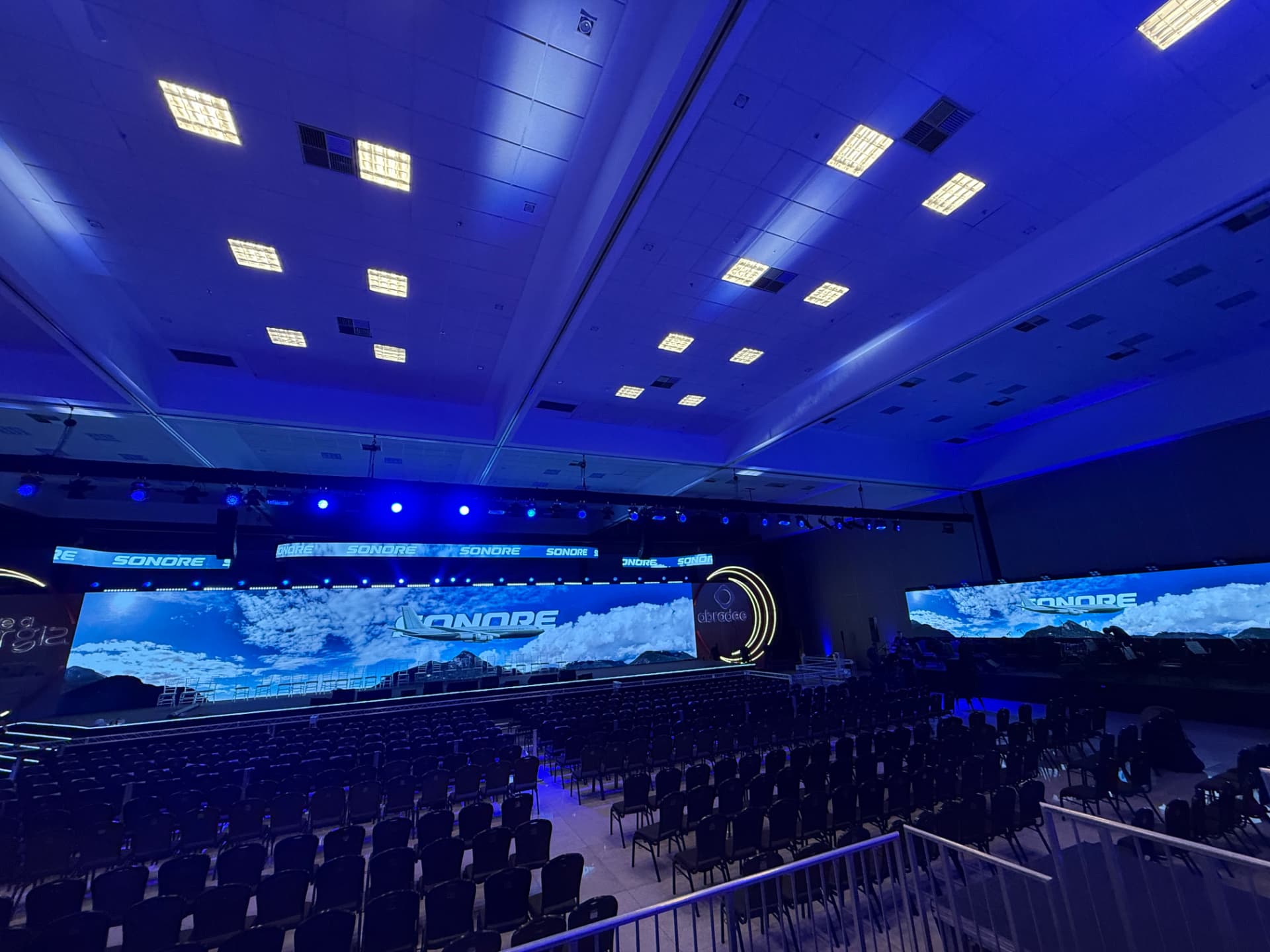 Grande palco corporativo com projeção panorâmica
